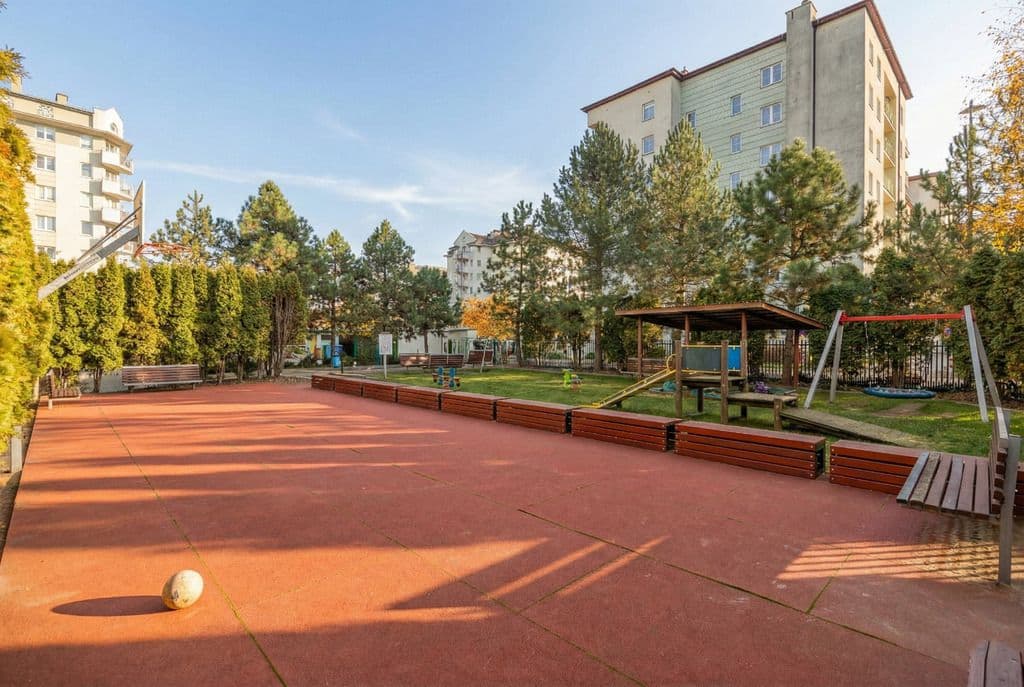 Spacious 4-room apartment with impressive ceiling height – 22