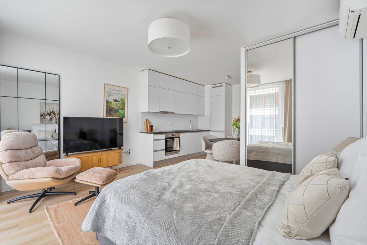 Compact studio in vibrant Browary Warszawskie – 8