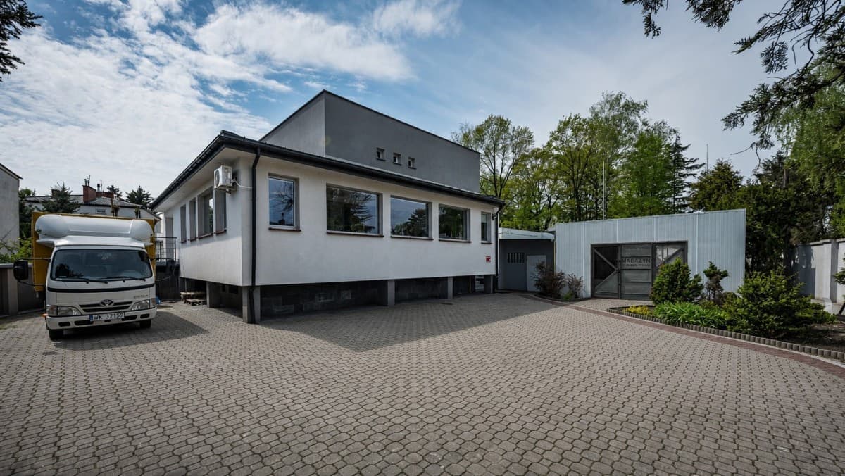 Investment property with office and warehouse space – 1