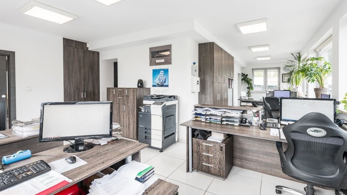 Investment property with office and warehouse space – 8