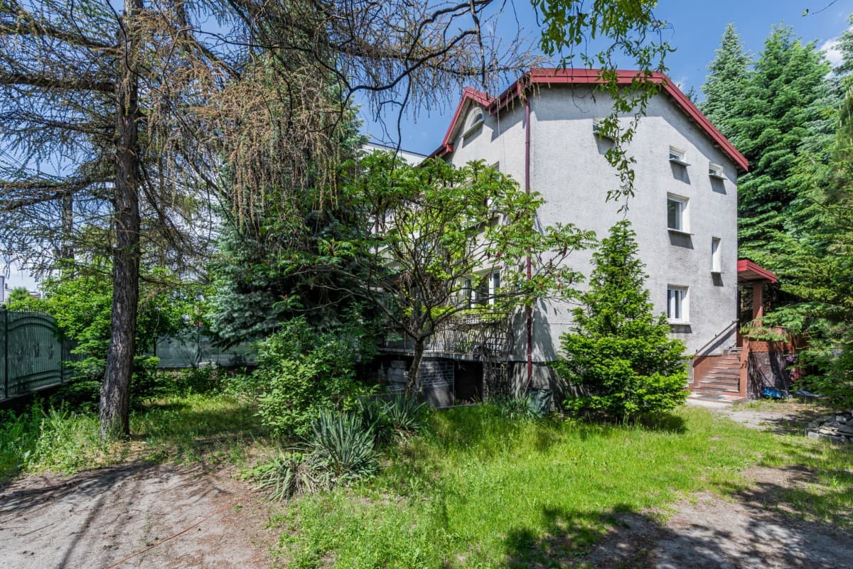 Renovation project: 2-story house on 619 m² lot – 2