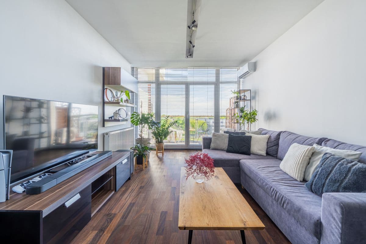 Bright 70 m² apartment with balcony in Ursus – 4