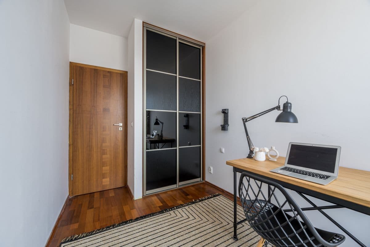 Bright 70 m² apartment with balcony in Ursus – 11