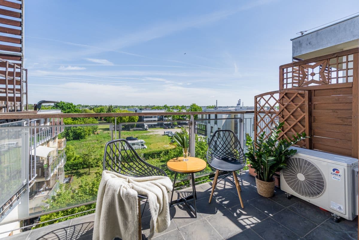 Bright 70 m² apartment with balcony in Ursus – 21