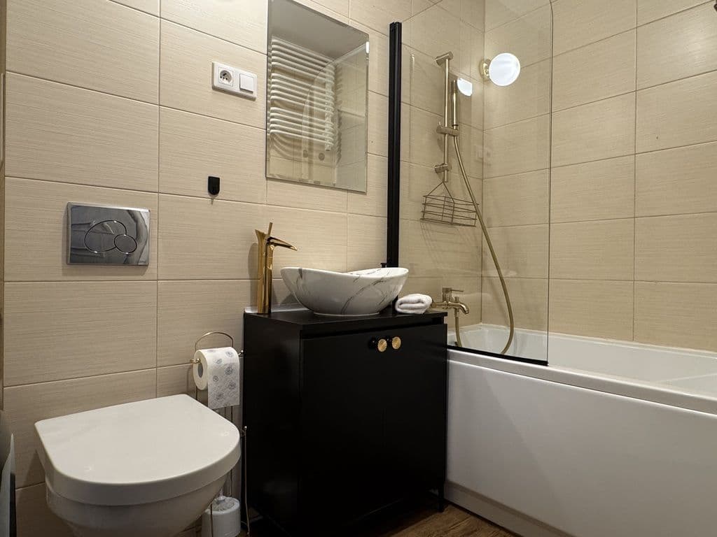 Stylish renovated apartment in prestigious Saska Kępa – 6