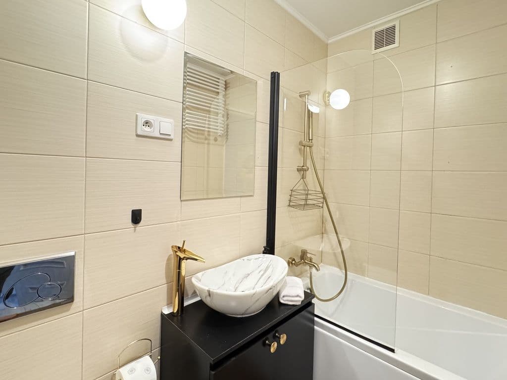 Stylish renovated apartment in prestigious Saska Kępa – 7
