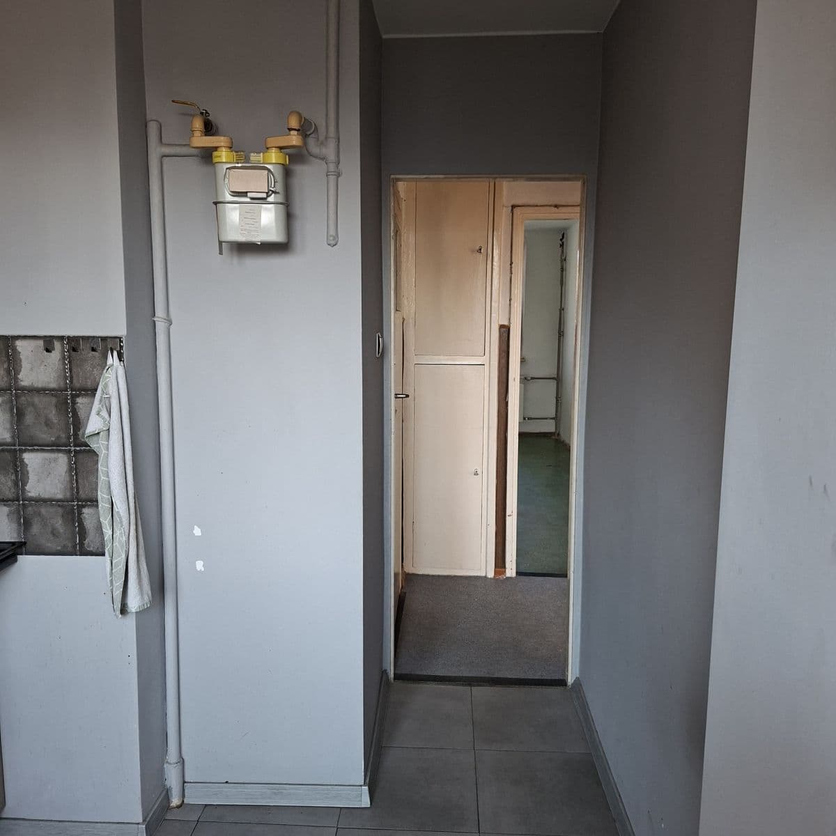 Affordable 1-bedroom flat ready for renovation – 12