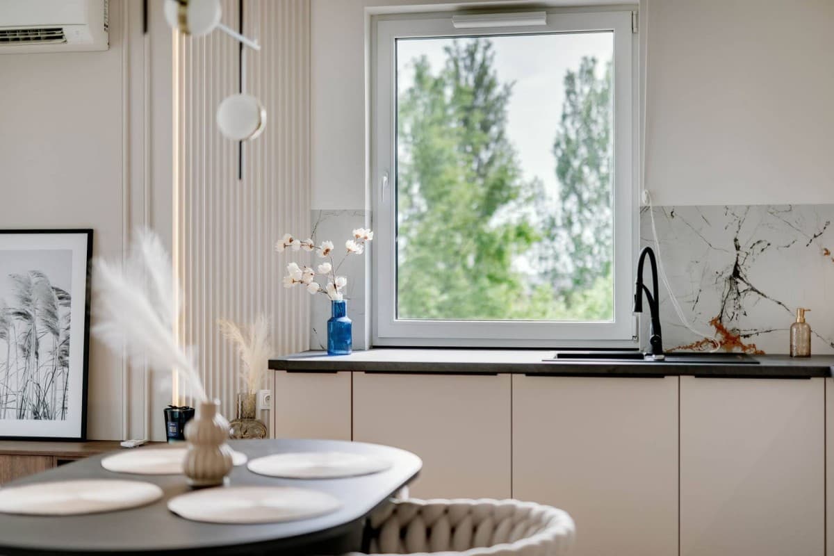 Newly finished corner apartment with city and green views – 3