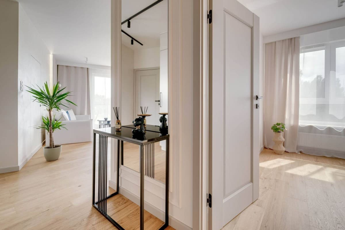 Newly finished corner apartment with city and green views – 12