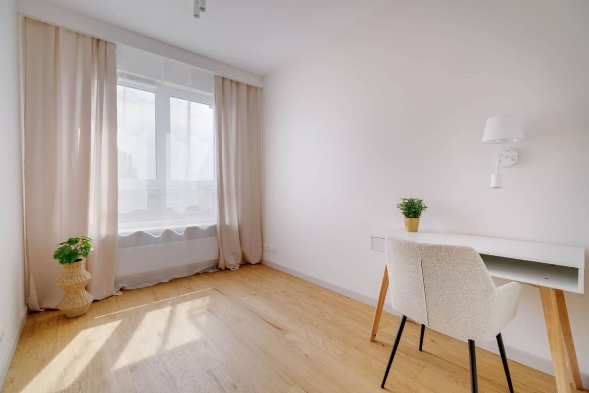 Newly finished corner apartment with city and green views – 13