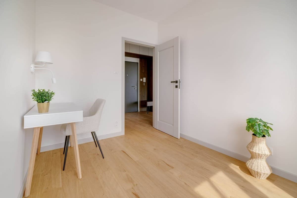 Newly finished corner apartment with city and green views – 14