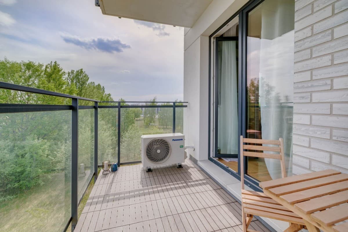 Newly finished corner apartment with city and green views – 16