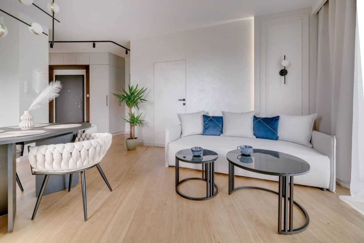 Newly finished corner apartment with city and green views – 7