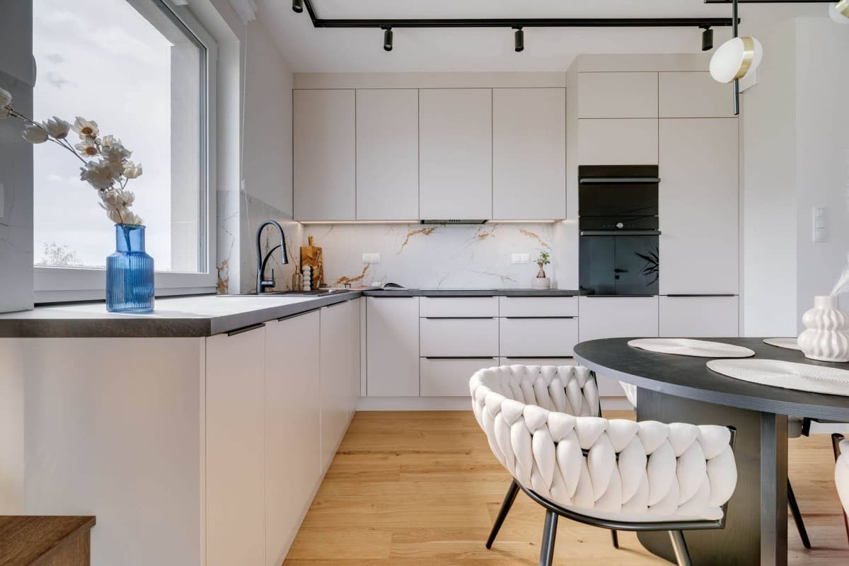 Newly finished corner apartment with city and green views – 6
