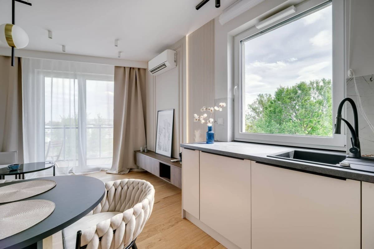 Newly finished corner apartment with city and green views – 4