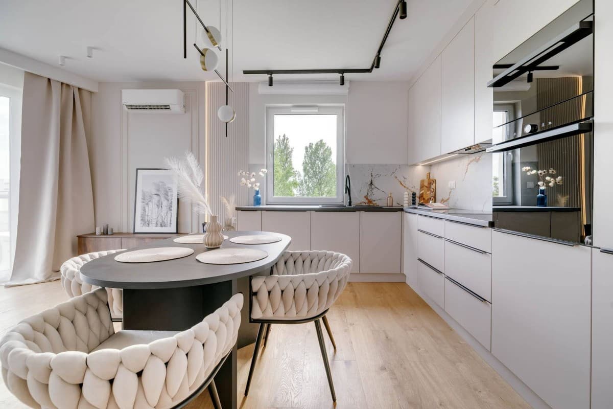 Newly finished corner apartment with city and green views – 5