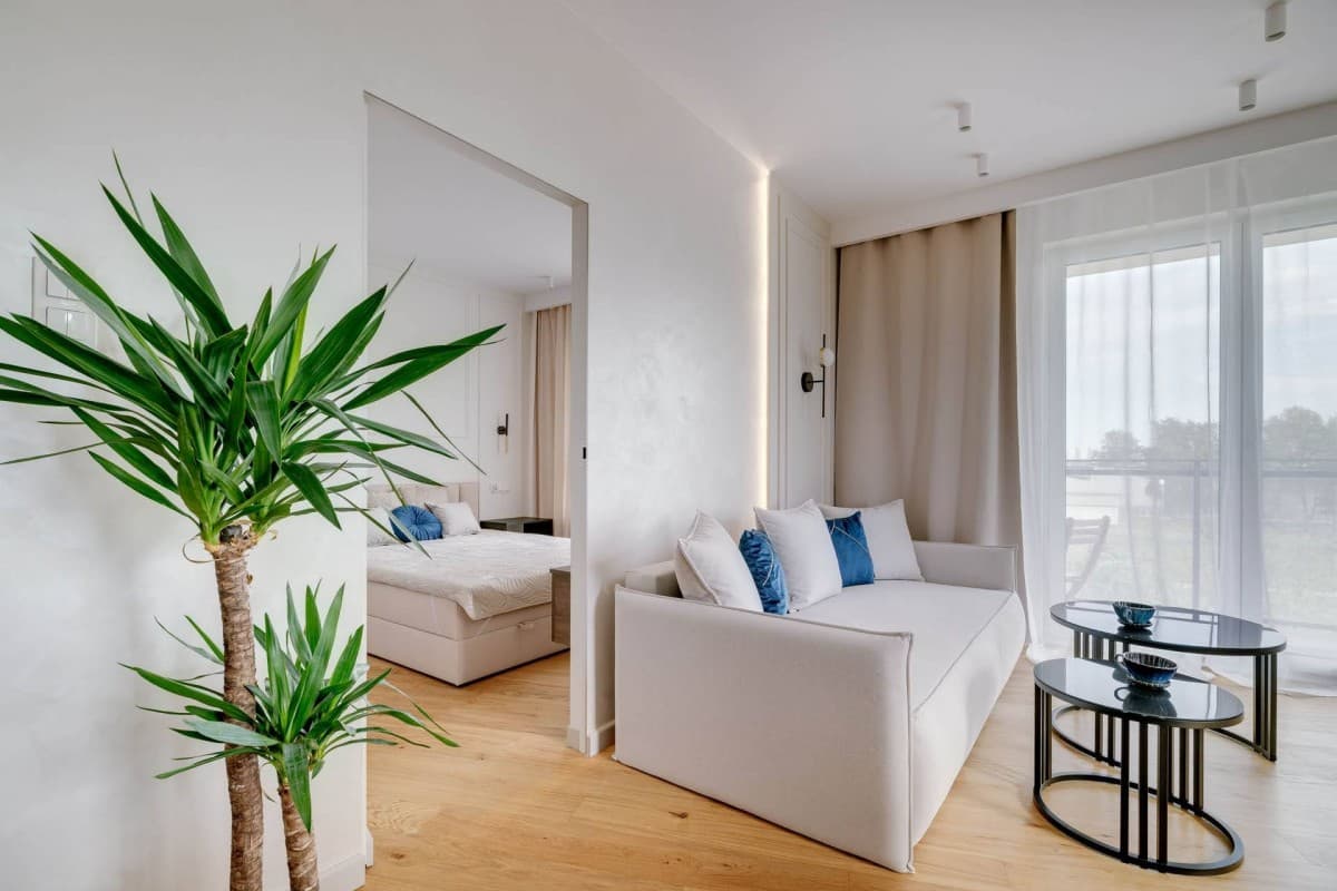 Newly finished corner apartment with city and green views – 8