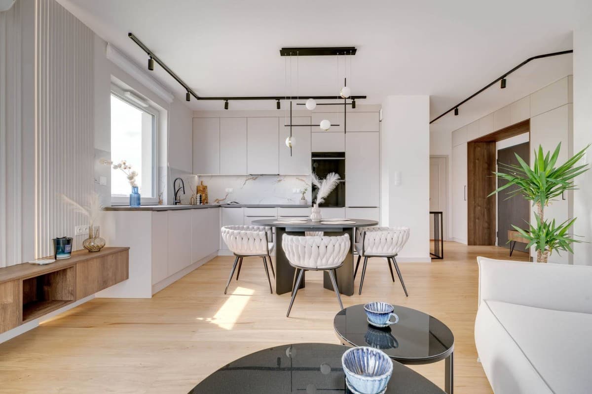 Newly finished corner apartment with city and green views – 2