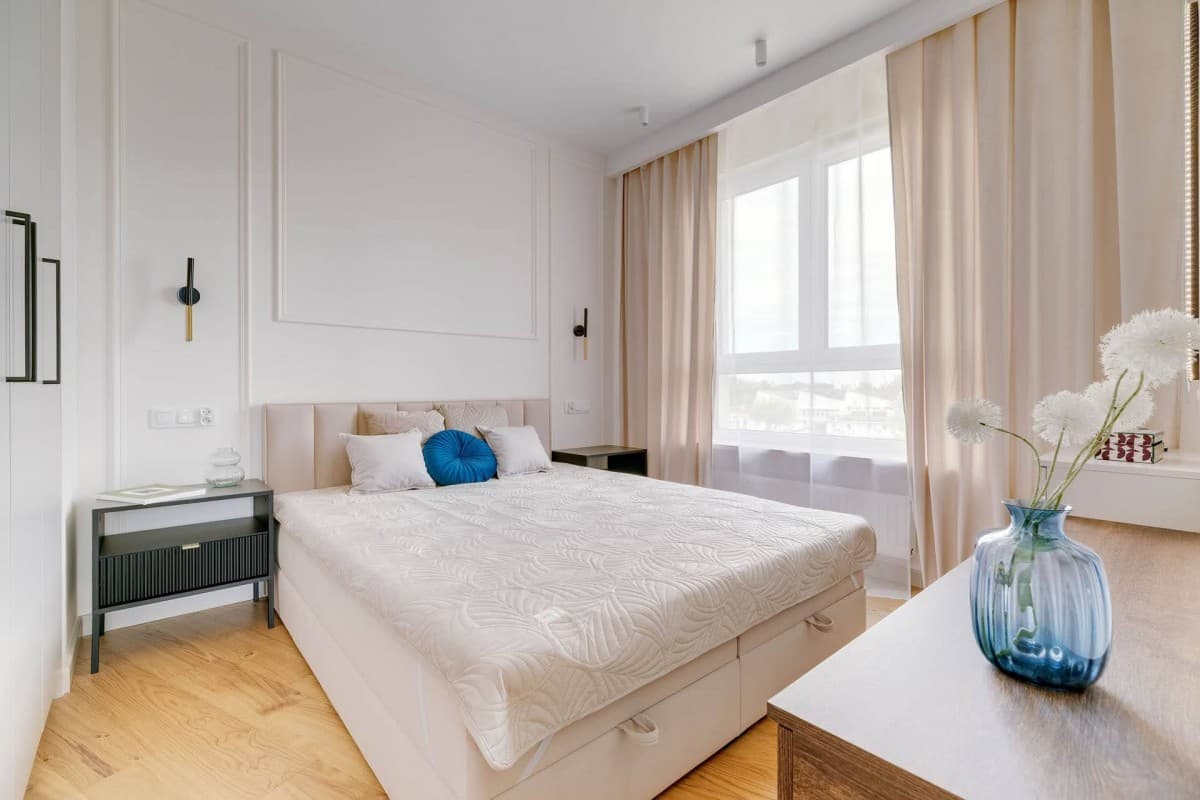 Newly finished corner apartment with city and green views – 9