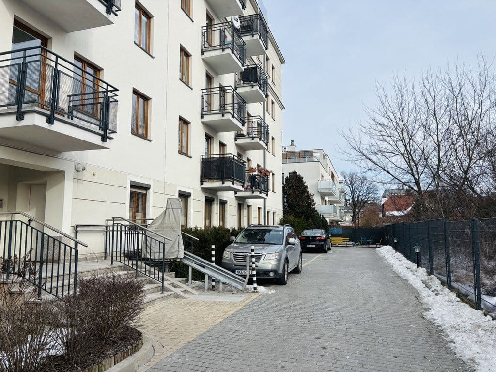 Spacious apartment with private garden, 2 mins to PKP – 2