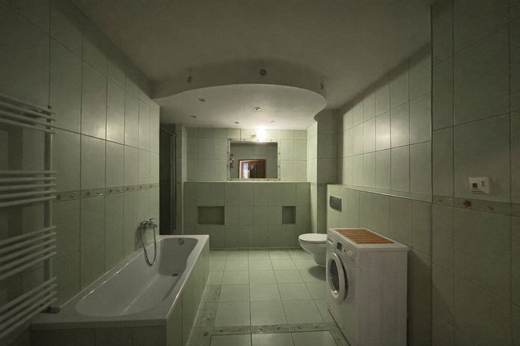 Spacious apartment with private garden, 2 mins to PKP – 8