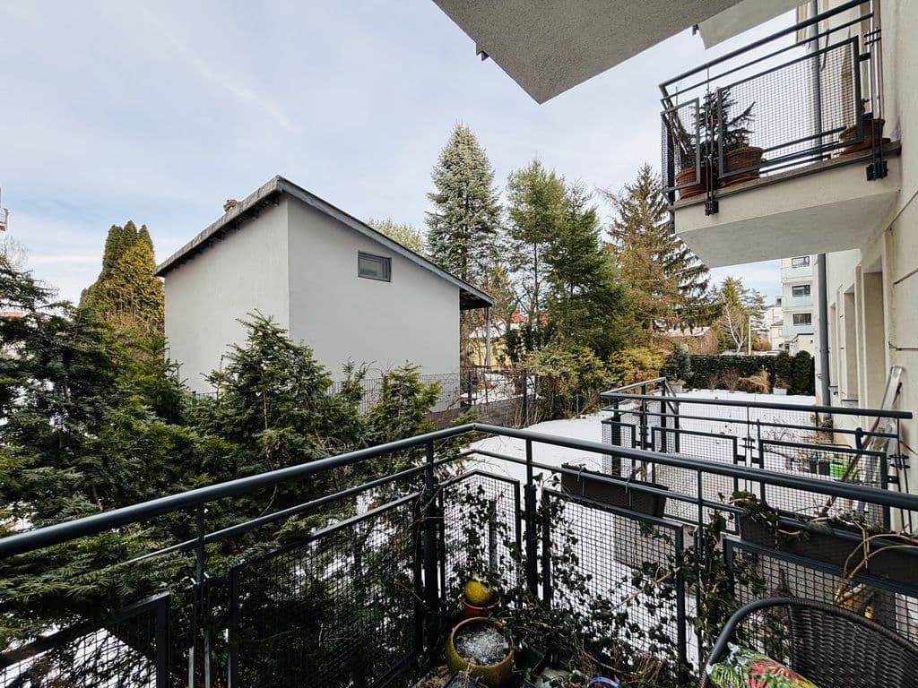 Spacious apartment with private garden, 2 mins to PKP – 9
