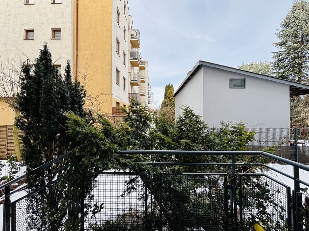 Spacious apartment with private garden, 2 mins to PKP – 10