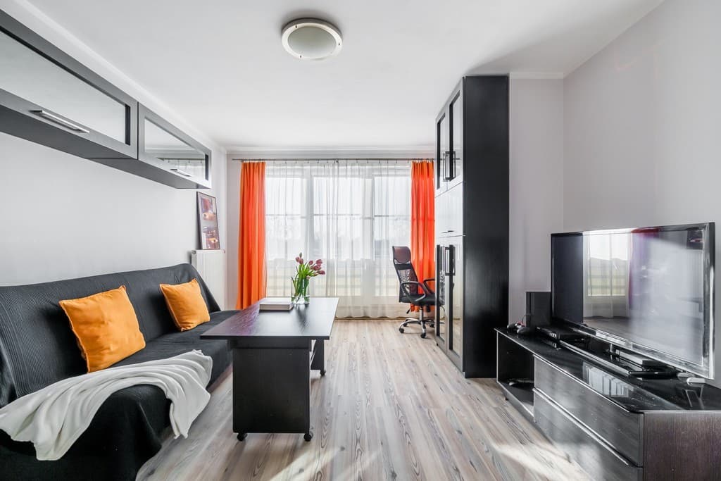 Bright 2-room flat near metro and parks – 2