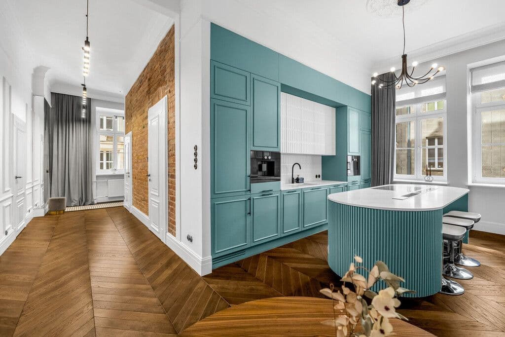Spacious 4-room apartment in historic Warsaw – 1