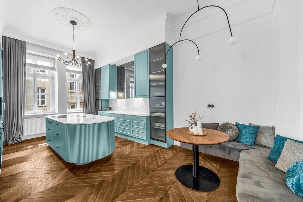 Spacious 4-room apartment in historic Warsaw – 2