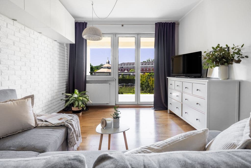 Quiet apartment with green views near Metro Młociny – 1