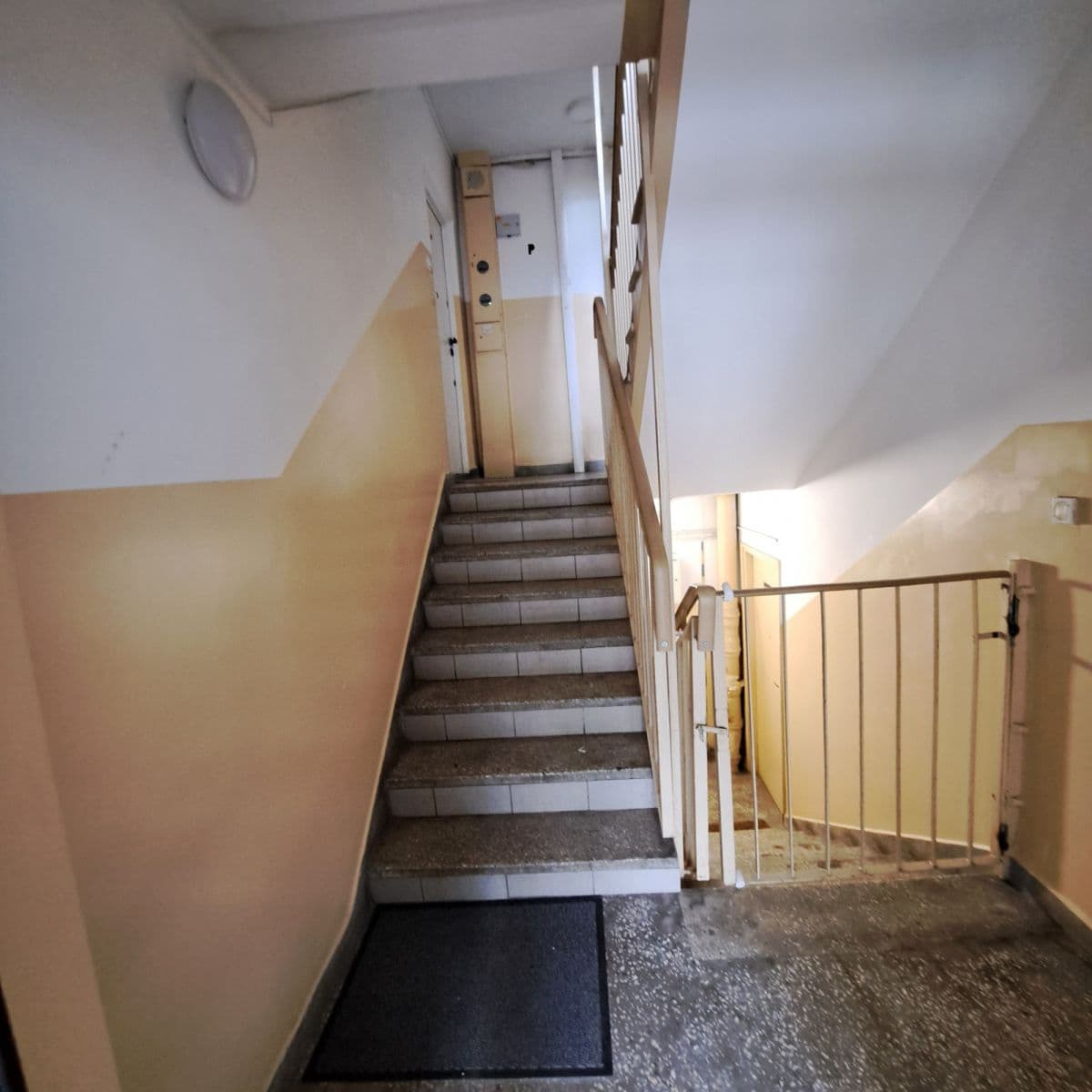 Wyremontowane mieszkanie na parterze, 8 min do metra – 10