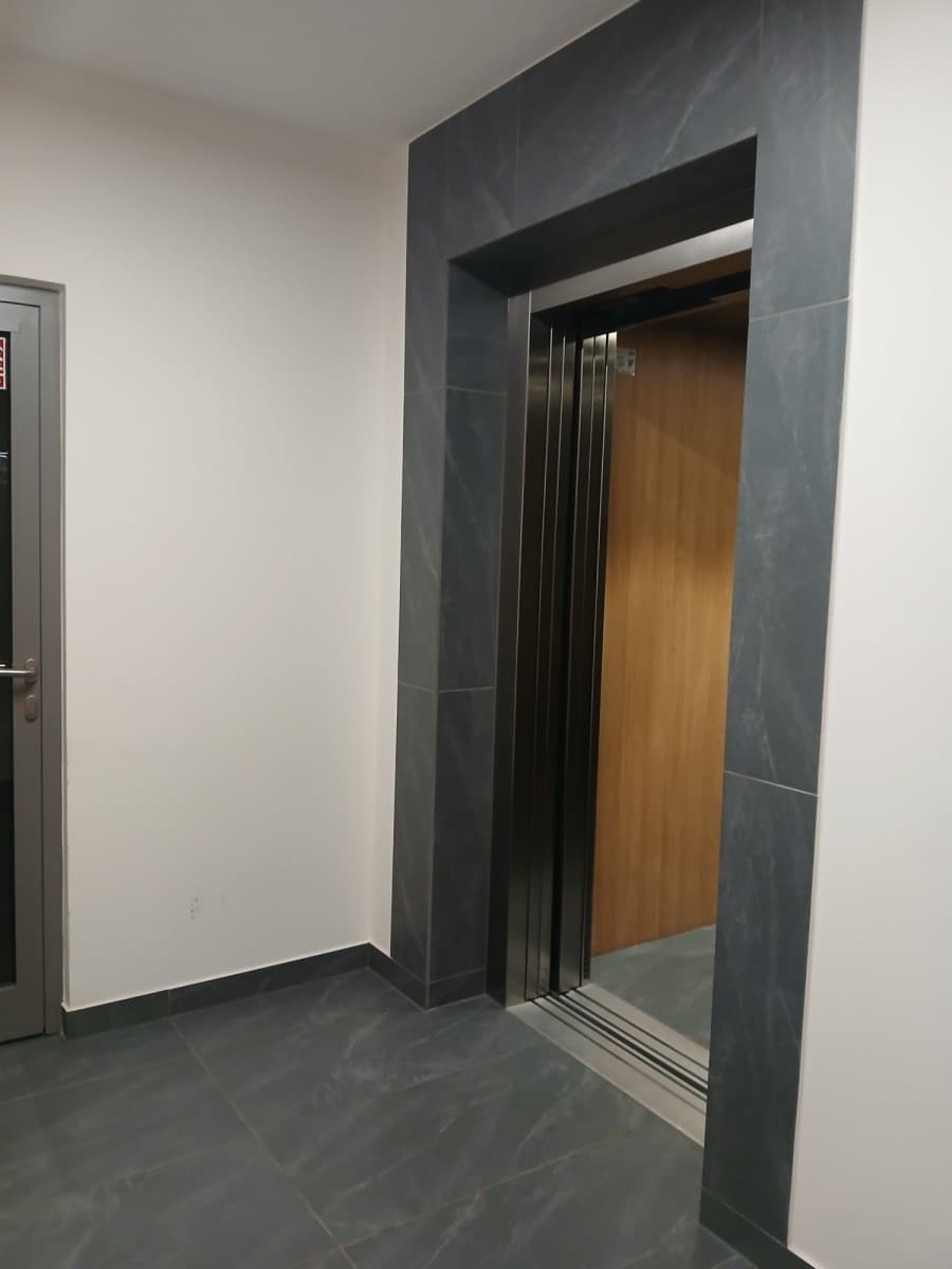 Nowoczesne mieszkanie jednopokojowe z garażem na Pradze – 14