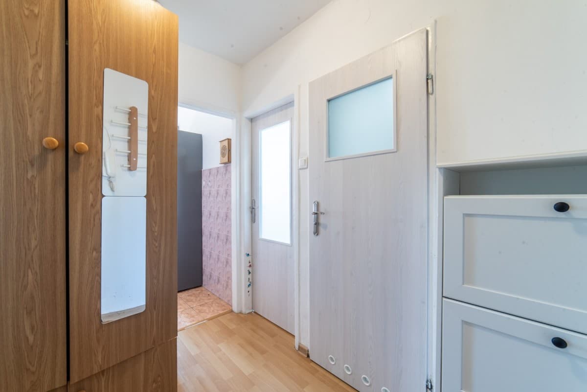 2-room flat with loggia, 10 mins to Metro – 8