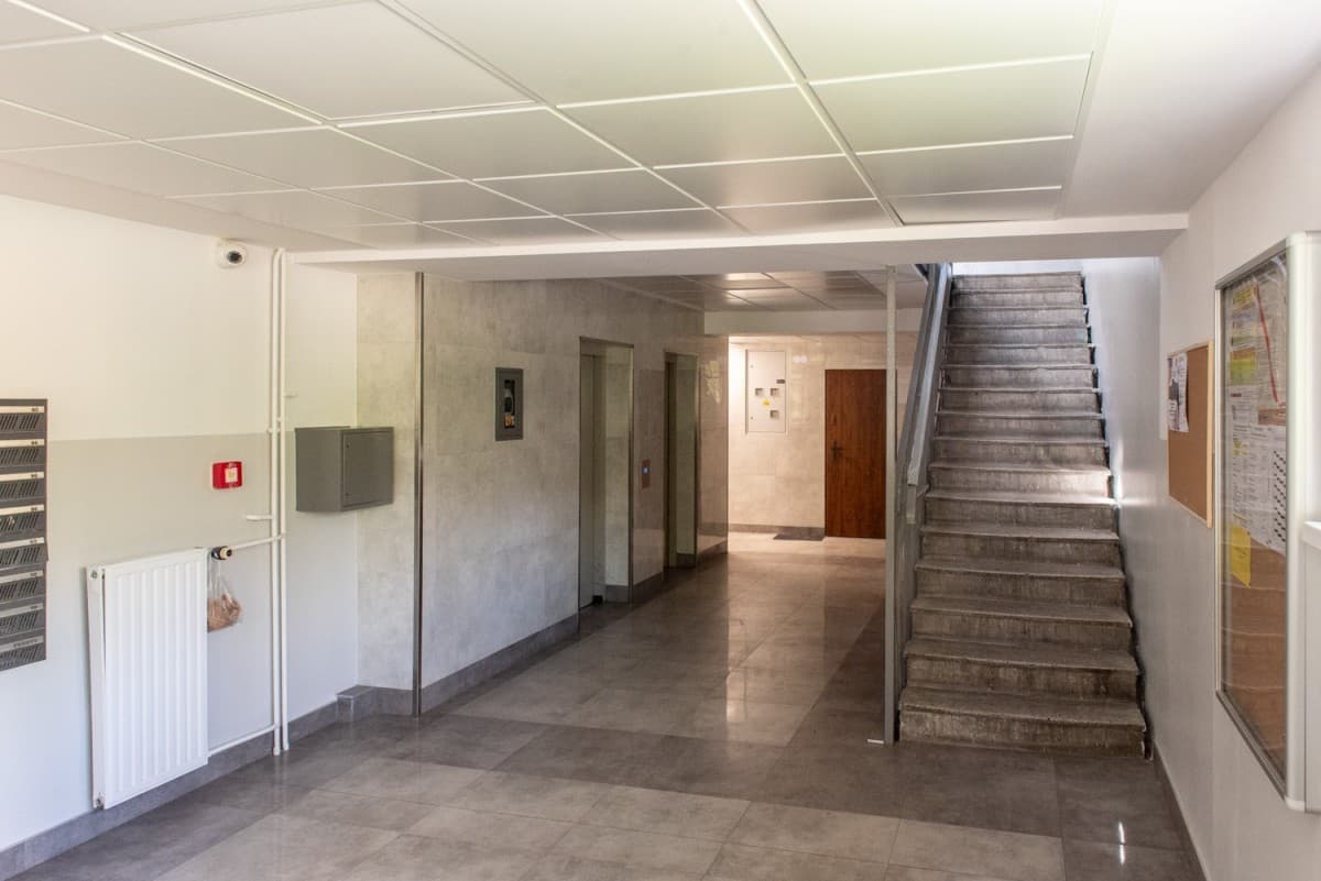 2-room flat with loggia, 10 mins to Metro – 10