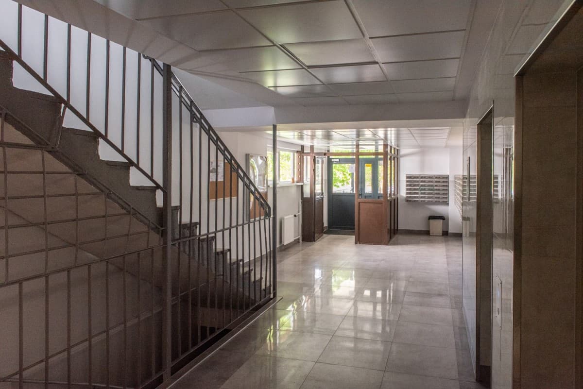 2-room flat with loggia, 10 mins to Metro – 11