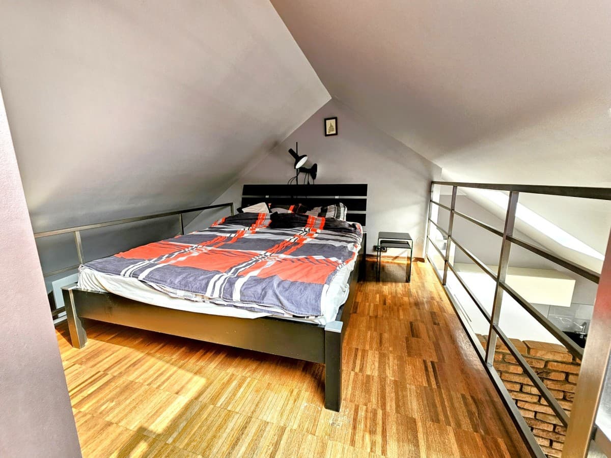 Charming two-bedroom apartment with scenic lake views – 6