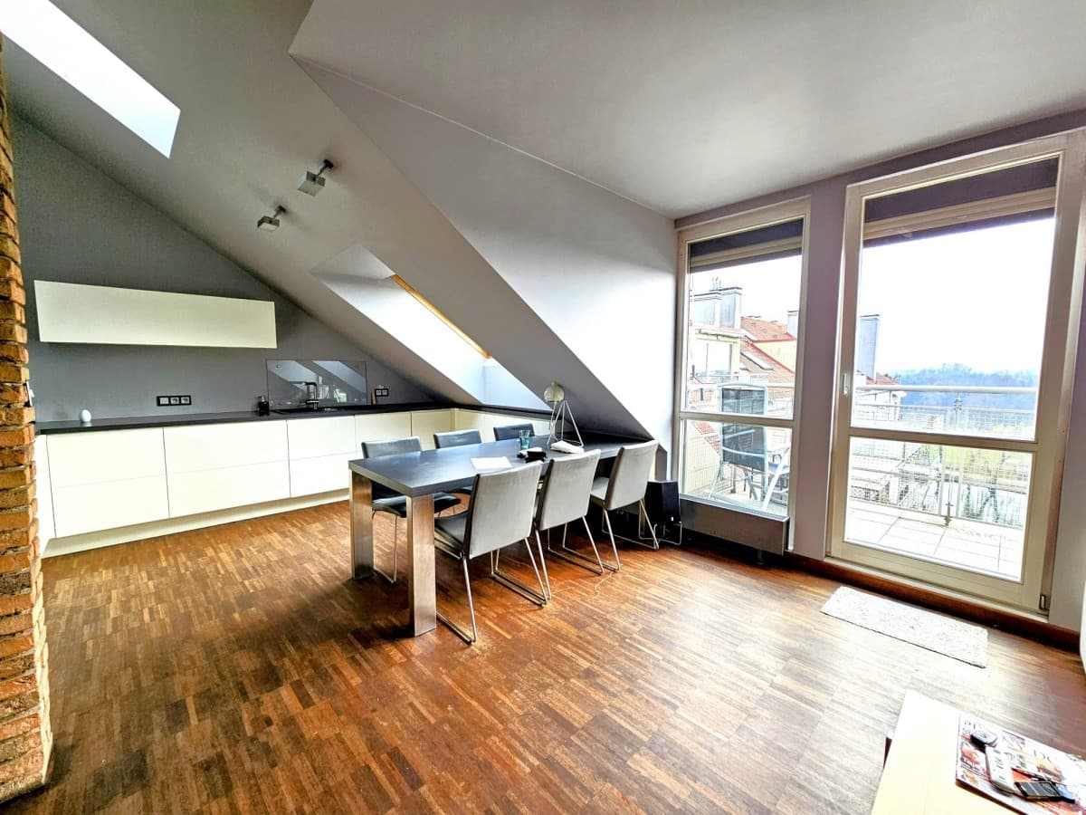 Charming two-bedroom apartment with scenic lake views – 4
