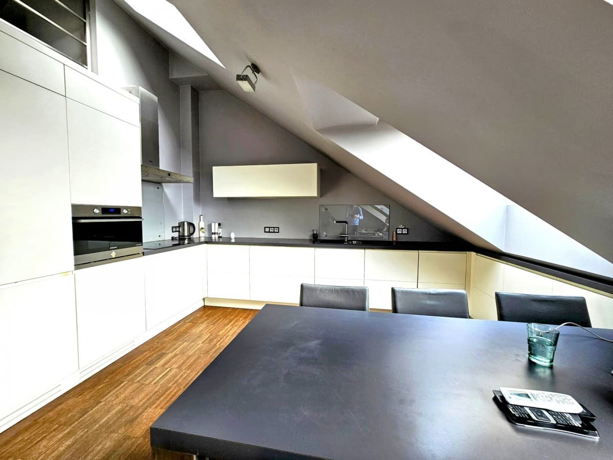 Charming two-bedroom apartment with scenic lake views – 2