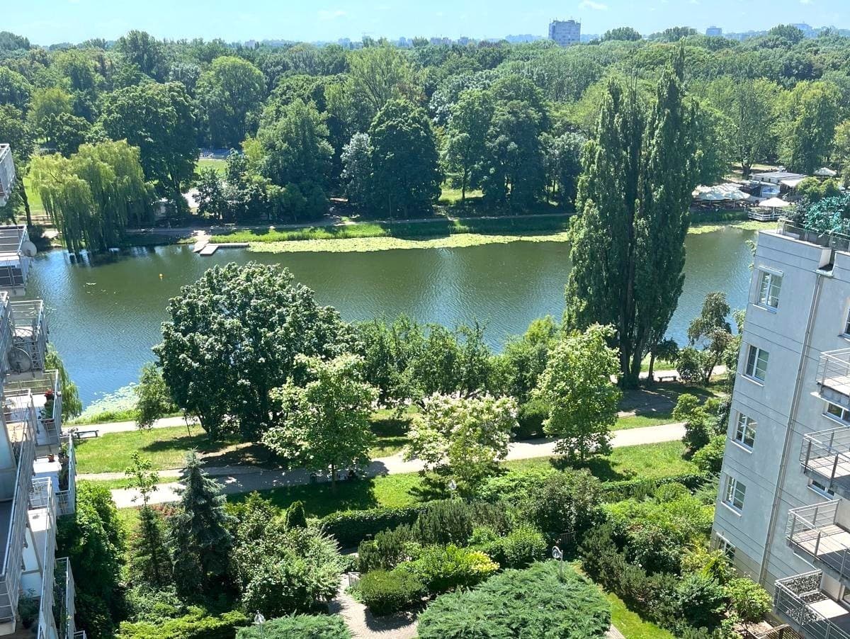 Charming two-bedroom apartment with scenic lake views – 1