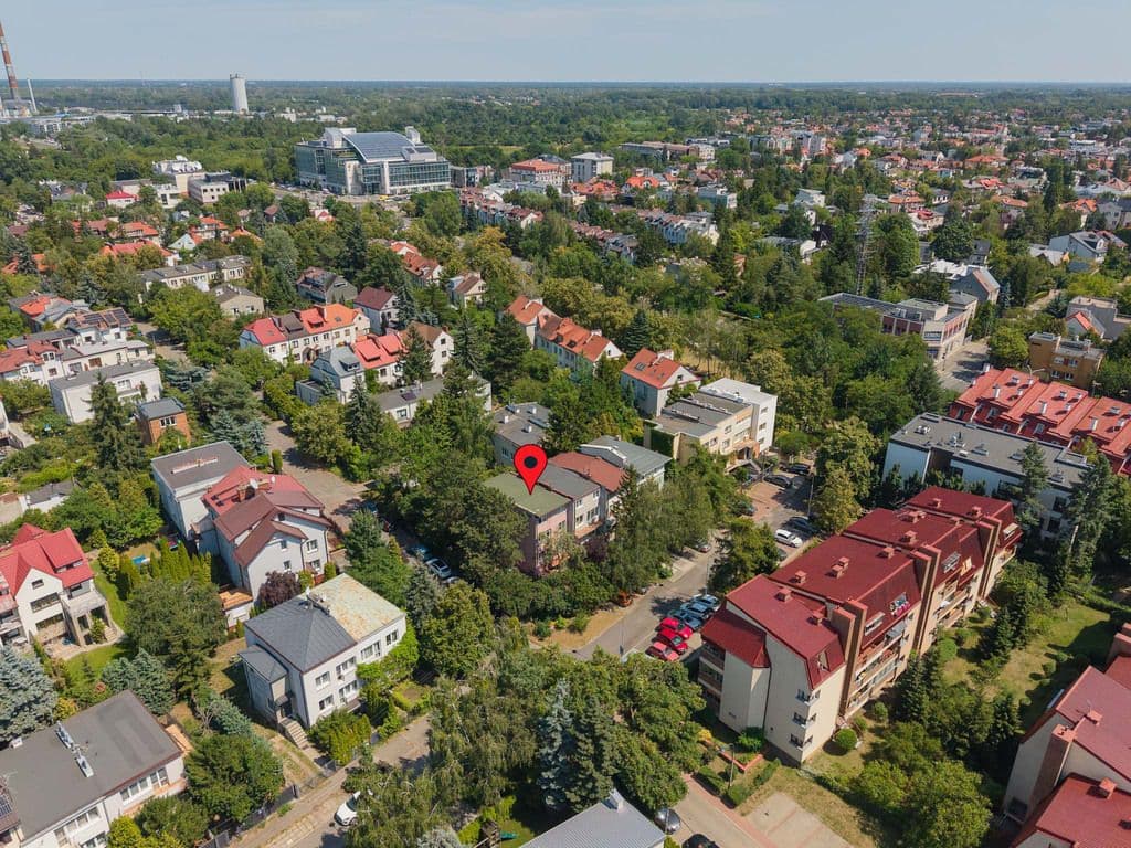 Urokliwy dom segmentowy z potencjałem w Sadybie – 8
