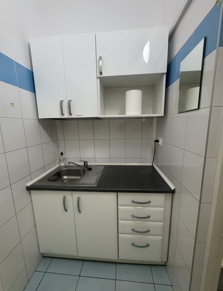 Lokal usługowy do wynajęcia przy Metro Warszawskim – 6