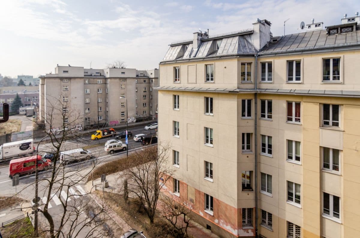 Klimatyczne mieszkanie z balkonem i widokiem na miasto – 17