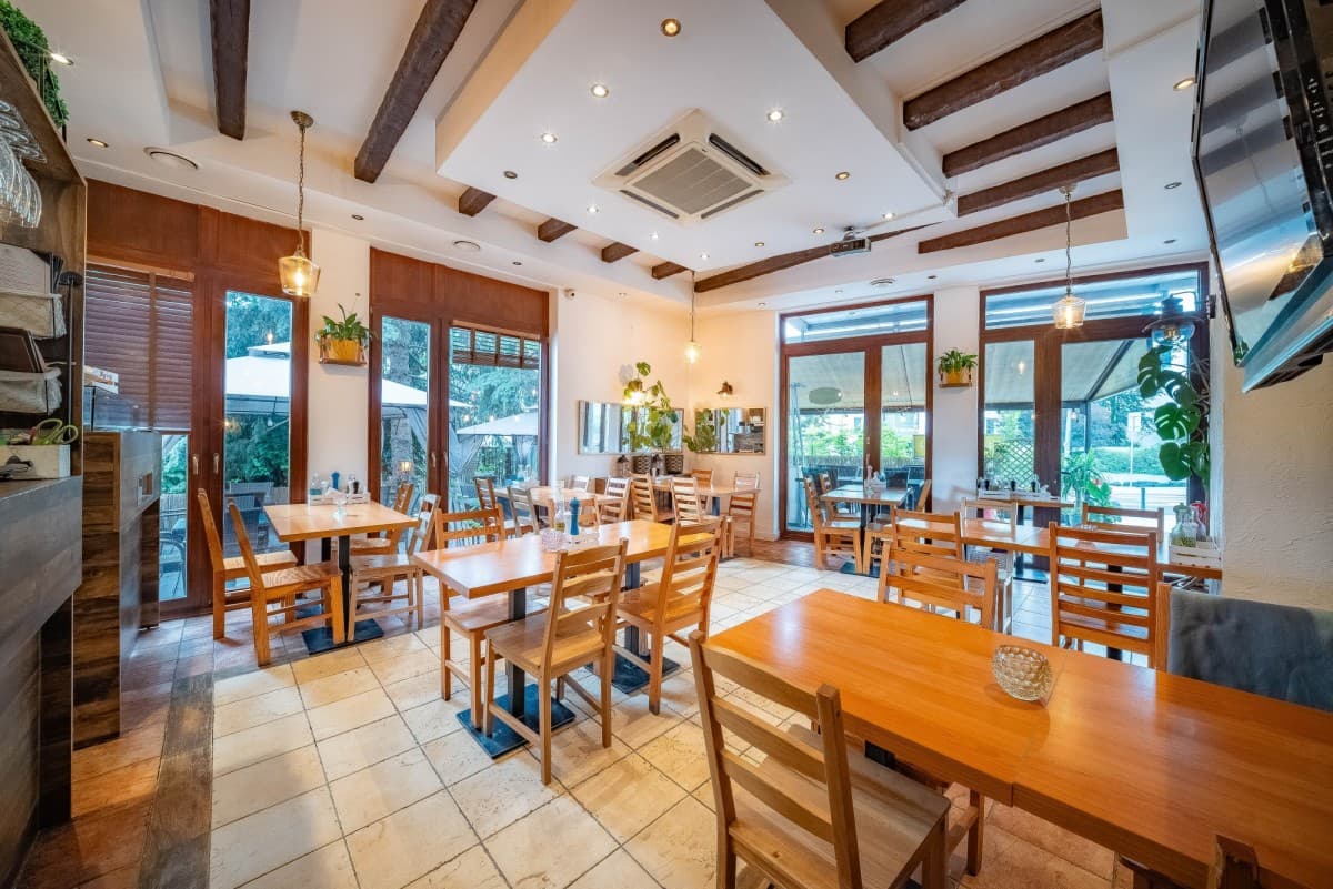 Działająca restauracja z zaufaną klientelą – 13