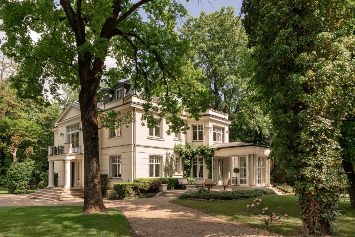 Elegant residence with park-like garden in Konstancin – 1