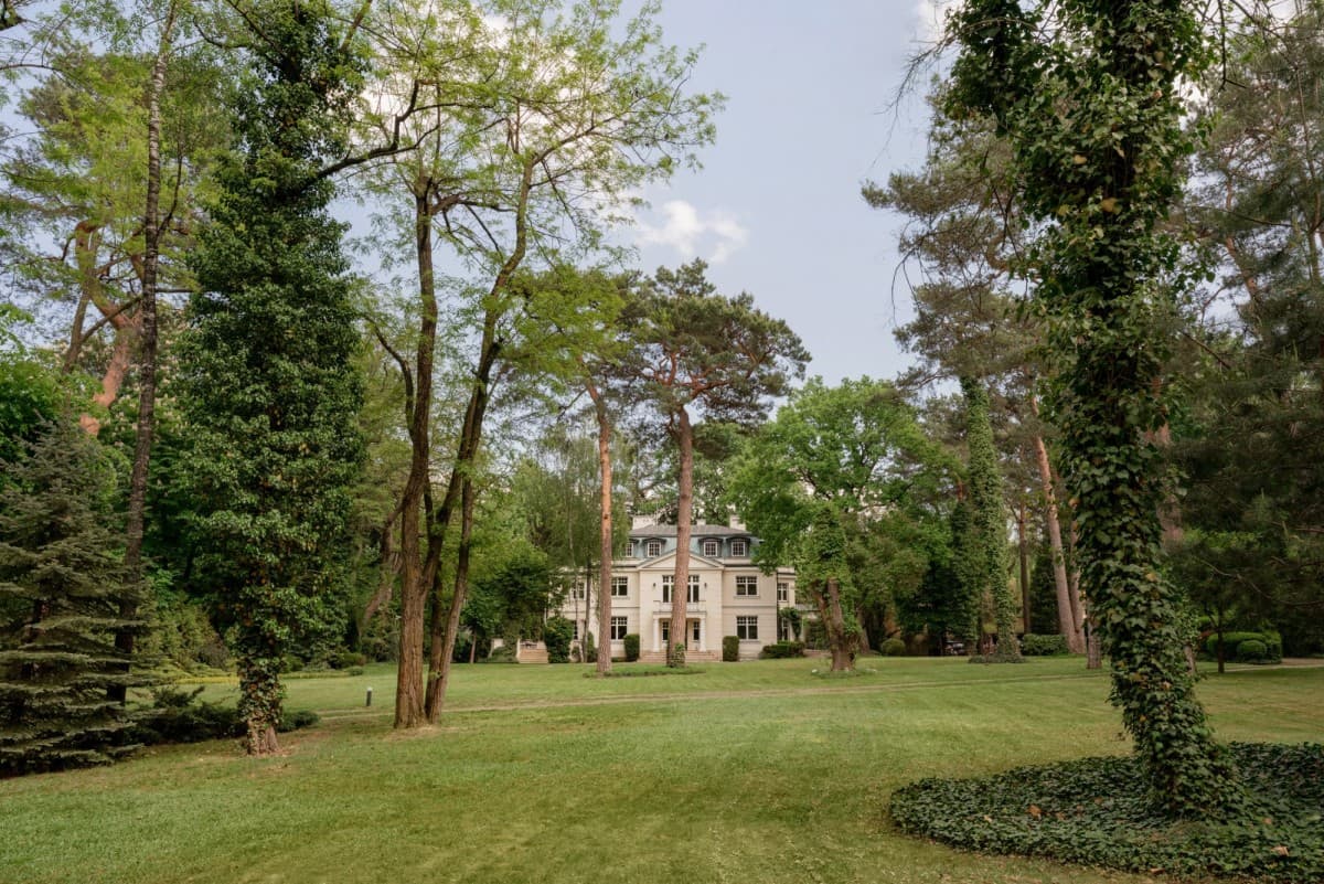 Elegant residence with park-like garden in Konstancin – 3