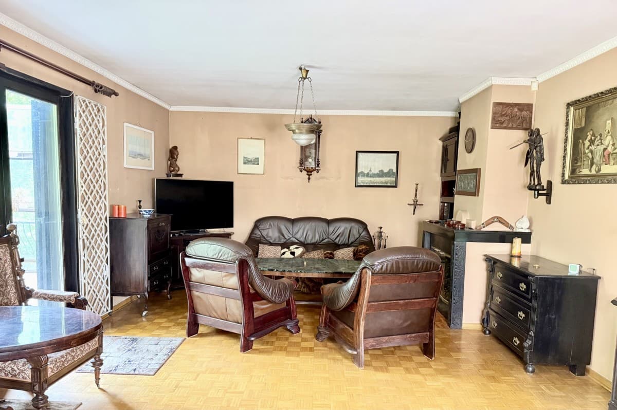 Detached house with independent service premises – 1