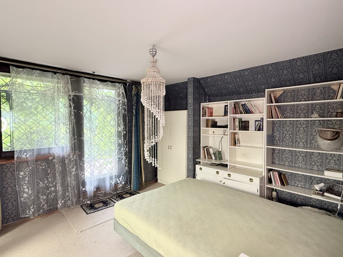 Detached house with independent service premises – 9