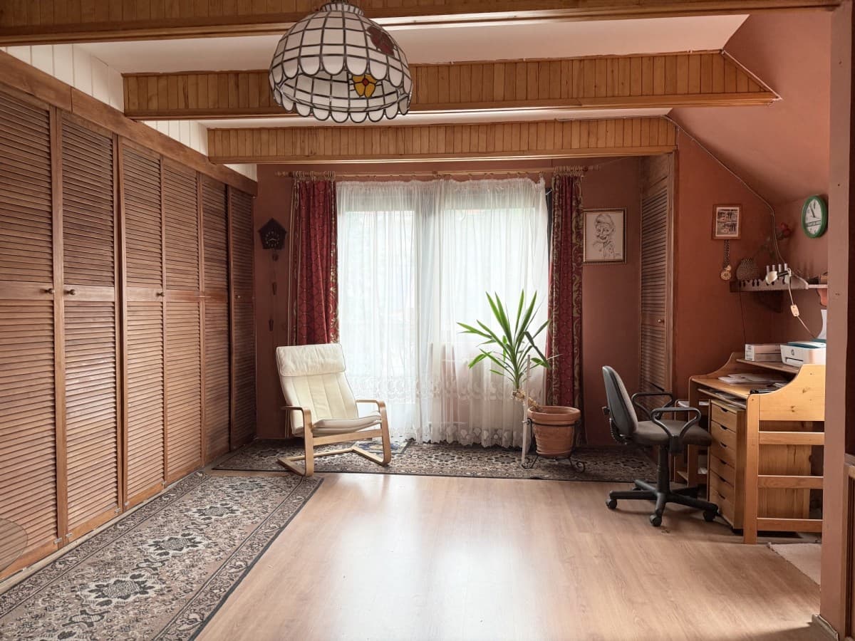 Detached house with independent service premises – 11