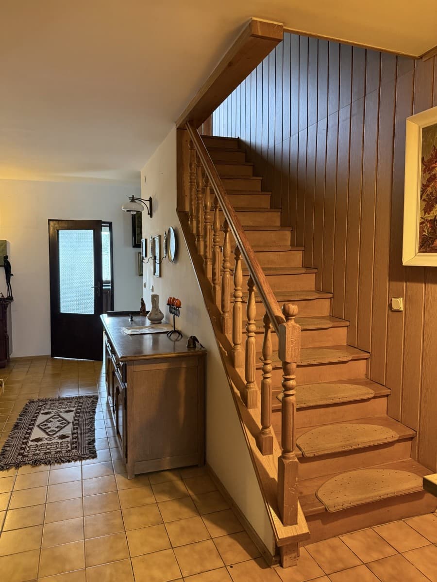 Detached house with independent service premises – 7